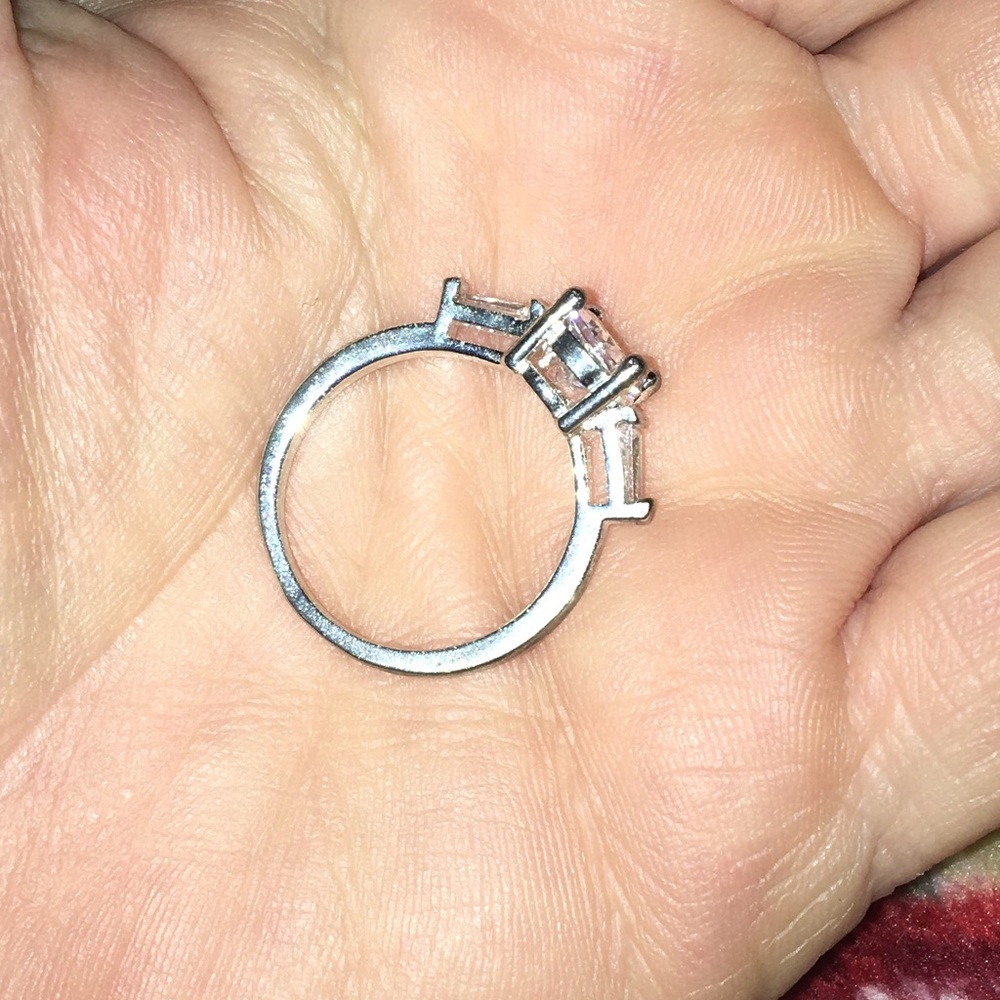 Engagement Ring 👰🏼 ❤️ - Picture 2 of 3